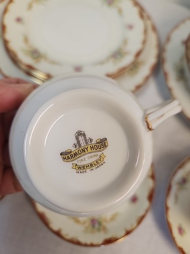 Wembley Harmony House - SERVICE FOR 4 PLATES BOWLS CUPS SAUCERS 24 PCS - Picture 7 of 11