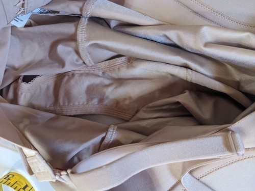 SPANX Suit Your Fancy Tauch-Tanga-Body mit niedrigem Rücken neu mit Etikett, aber mit kleinen Flecken - Bild 12 von 12
