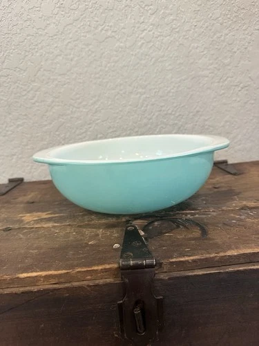 Vintage Pyrex 024 2qt Bowl  Teal TurquoiseAqua Robin Egg Blue Mixing  2 qt
