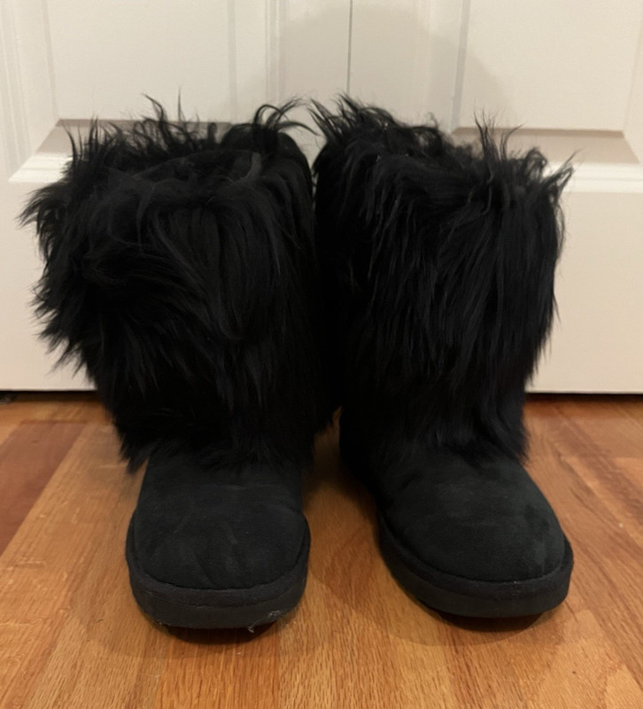 Women's UGG Calf Boots Black Suede  Black Fur Outside Sz 7 Excellent Condition