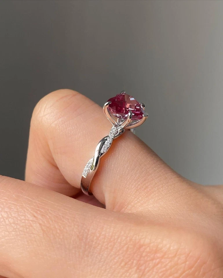 Anillo de compromiso solitario de alejandrita creado en laboratorio con corazón de 2 quilates enchapado en oro blanco de 14 quilates Foto 3 de 4