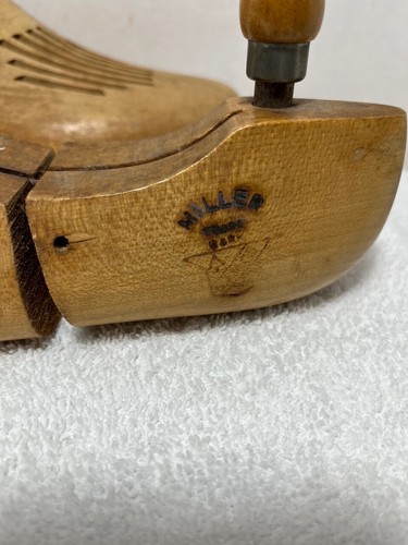 2 WOOD SHOE TREES Miller 82 Walk Over 83 Stay Stretcher Form Hinged Wooden VTG - Picture 4 of 13