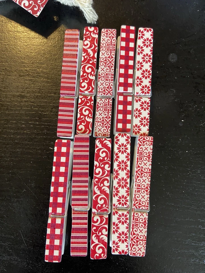 Dos bolsas de ropa prendedores con ilustraciones de Kate España de Merry, Merry Moda Foto 2 de 4