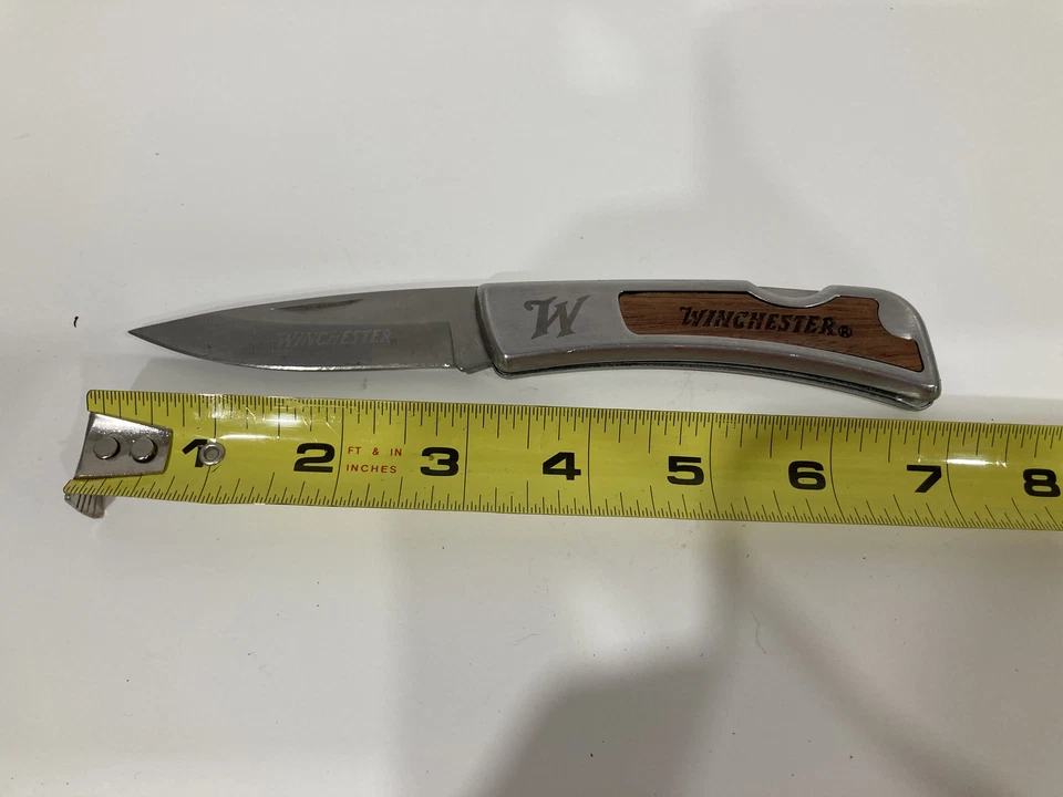 Juego conmemorativo Winchester cuchillo multiherramienta y llavero en lata nunca usado Foto 4 de 4