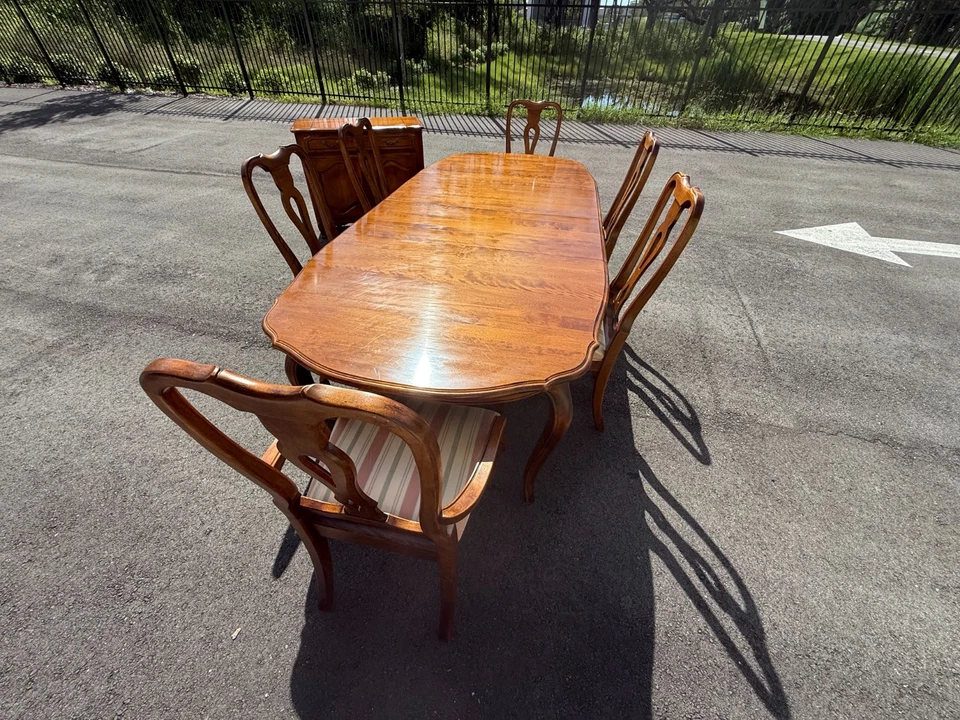 Juego de comedor francés Ethan Allen Country, cabaña, servidor, mesa y 6 sillas Foto 3 de 4