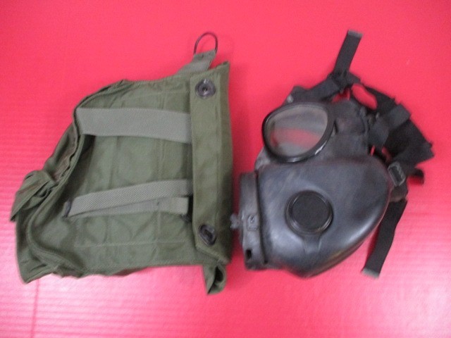 post-Vietnam US Army M17A1 Gas Mask & Nylon Carry Bag w/Straps Dtd