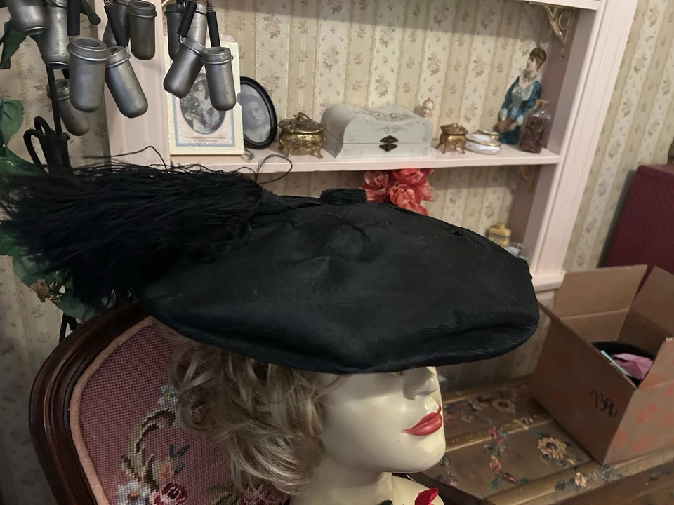 Sombrero eduardiano vintage PARAMOUNT Tam O Shanter y encanto de borlas Foto 2 de 4