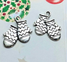 10 pieces - A Pair of Mitten 3D Antique Silver Charms Pendants Dangles Winter