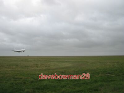 FOTO FLUGZEUG KOMMT AN LAND AM FLUGHAFEN MANSTON EINER DER FLÜGE KOMMT IN