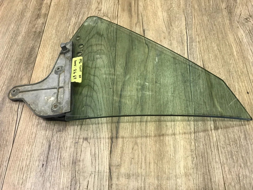 1970 PLYMOUTH CUDA E BODY MOPAR RH 1/4 VIDRO MATIZ DE FÁBRICA DATADO DE 70' C-G - Imagem 2 de 4