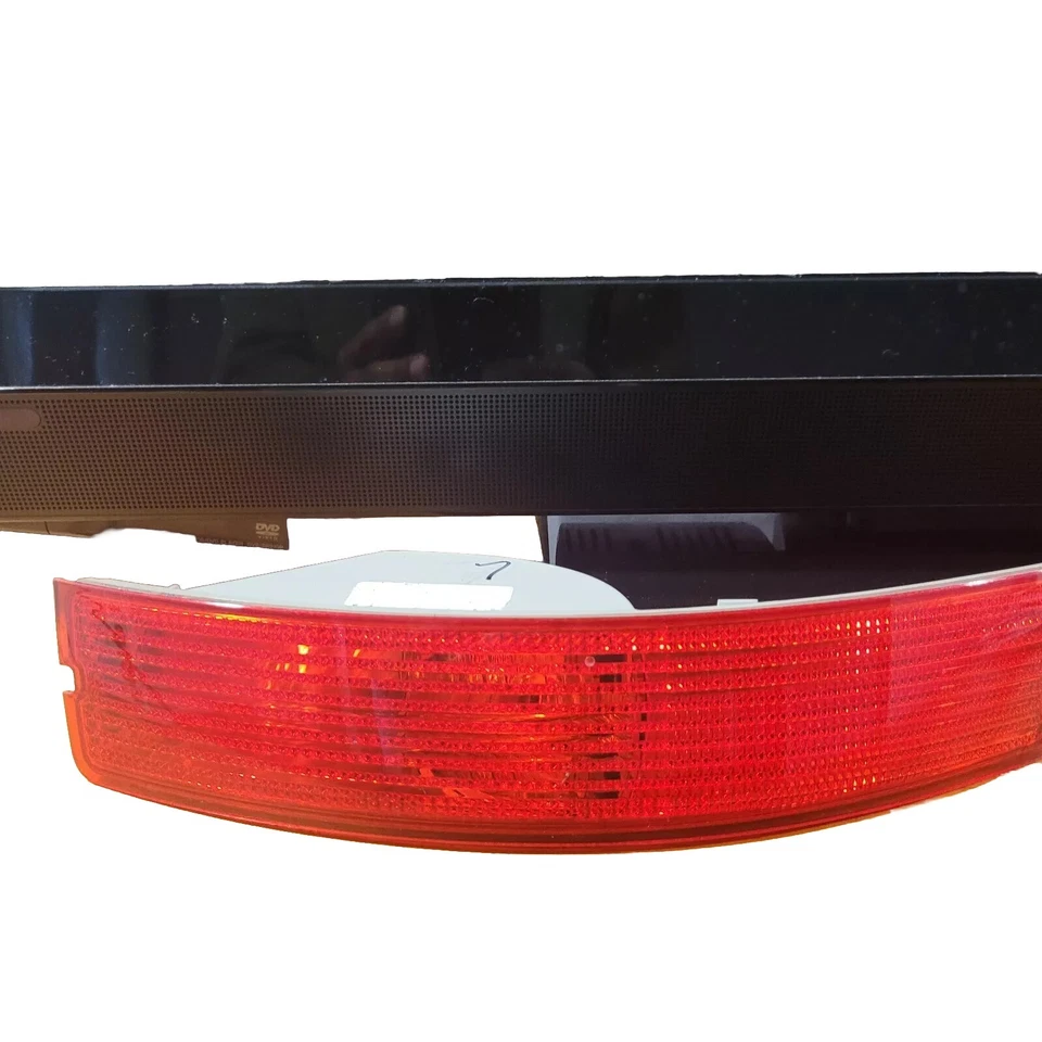 07-14 Volvo XC90 Left Rear Bumper Signal Marker Light, Fog Light LEFT 31213647 - Image 2 of 3