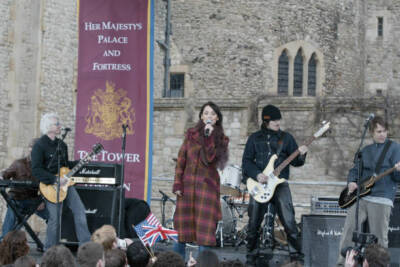 Natalie Imbruglia on stage for a live link up with Good Morning Am- Old Photo 4