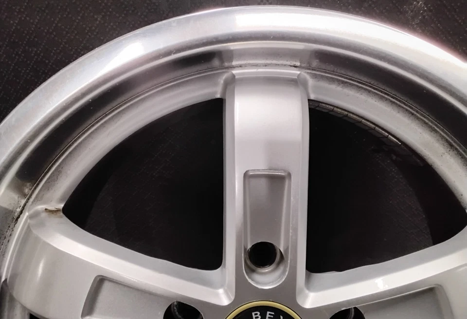 Llanta de 5 radios BMW Serie 5 Beyern 17x8 tracción trasera plateada con borde pulido Foto 2 de 4