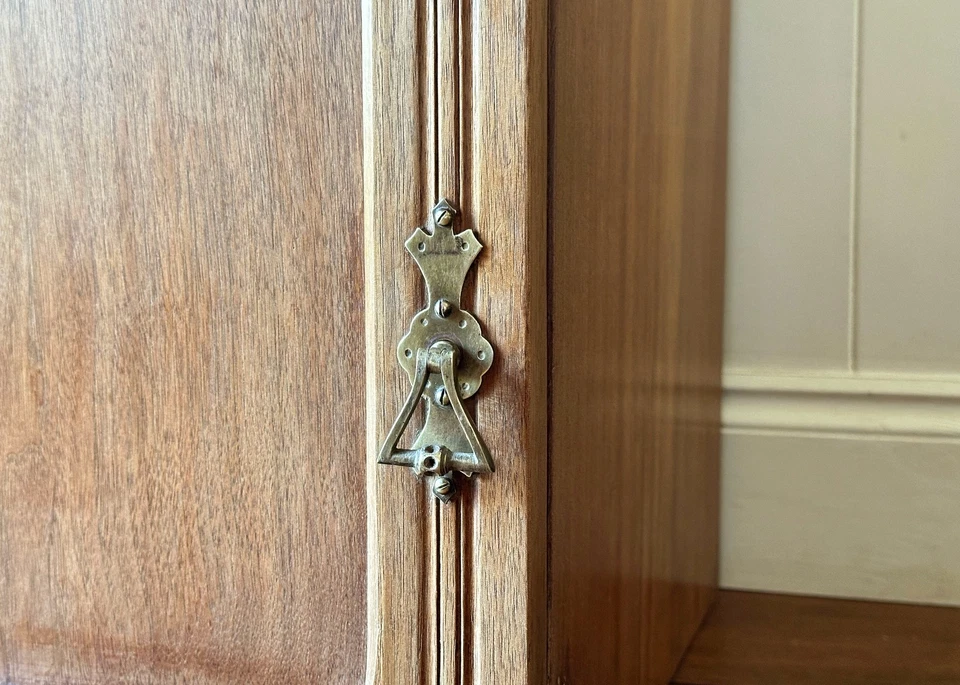 Antiguo armario de caoba, armario de madera, mango de latón, decoración vintage Foto 3 de 4