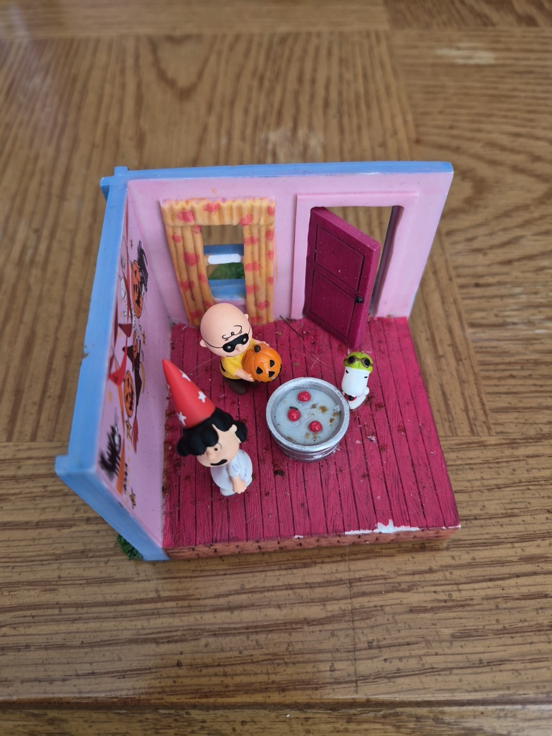 2009 Hallmark Peanuts Halloween Scene