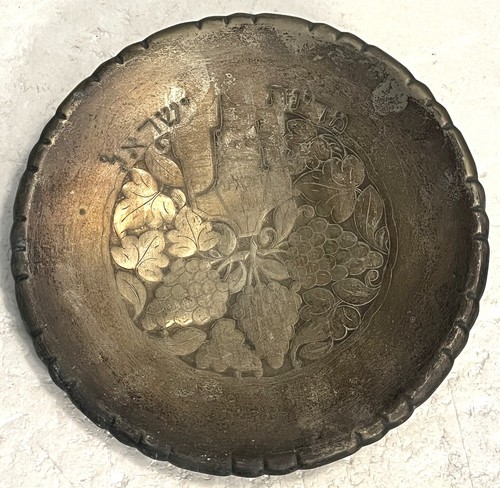 Vassoio piatto vintage Judaica tono argento metallo ebraico scritte uva piedi ciotola 11" - Foto 2 di 13