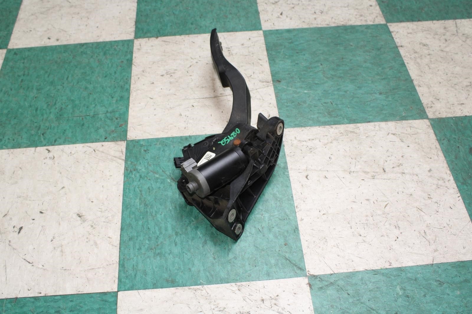 14-17 Ghibli 3.0L Electronic Gas Accelerator Throttle Pedal Assembly Factory OEM