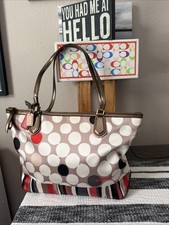 Borsa a tracolla Coach a pois papavero cascata a righe raso zip logo charms usata in ottime condizioni