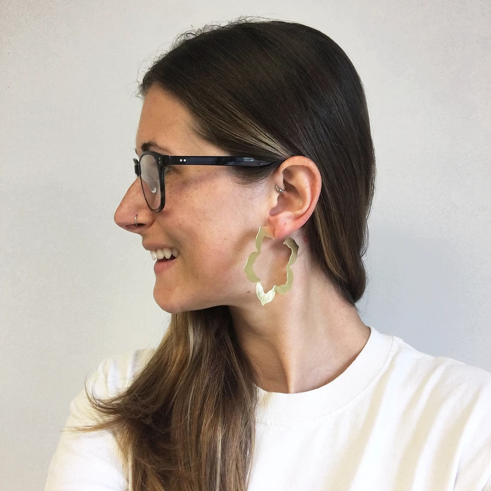 Brincos de argola inspirados em flores Sheila Fajl Flora folheados a ouro escovado - Imagem 4 de 4