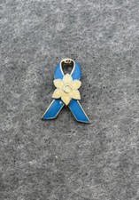 Prendedor de solapa de cinta con relieve de flores blancas azul huracán Katrina sin marca