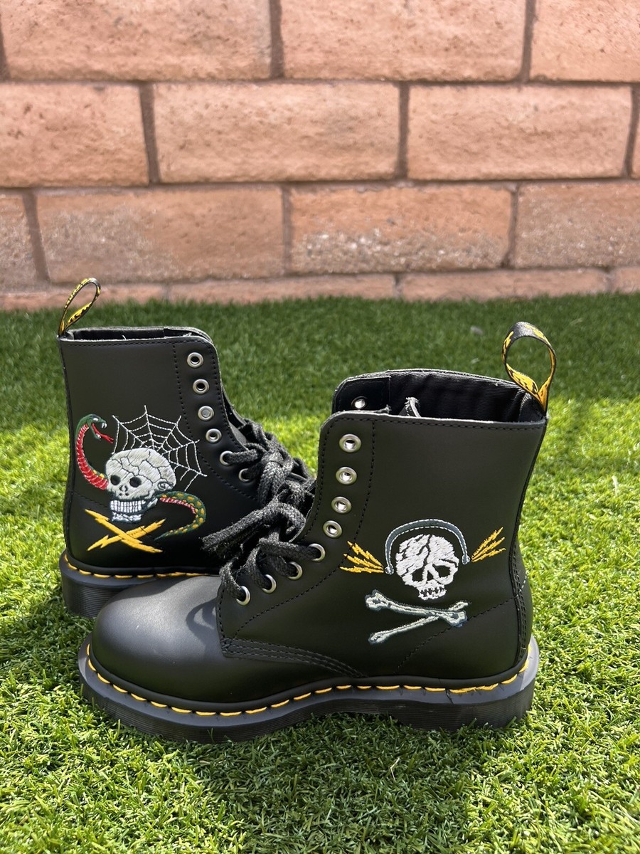 1460 SOUVENIR EMBROIDERED LEATHER BOOTS 1460 Souvenir Embroidered Leather Boots in Black | Dr. Martens main image 3