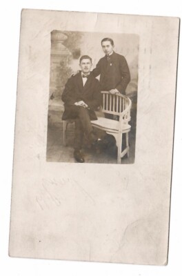 107 59  - Foto AK * 2 Junge Herren auf Bank * Wien 1915