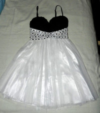 B. SMART SZ 3 BLACK/WHITE PROM HOMECOMING PARTY DRESS ~RHINESTONES~BEADS~SEQUINS