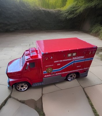 Matchbox 3  AMBULANCE Diecast Toy Car VINTAGE 2005 RED 1:80 Paramedic MB679