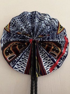 Bunte Handfächer aus Textil mit afrikanischen Muster. Rabatt beim Kauf von 2+