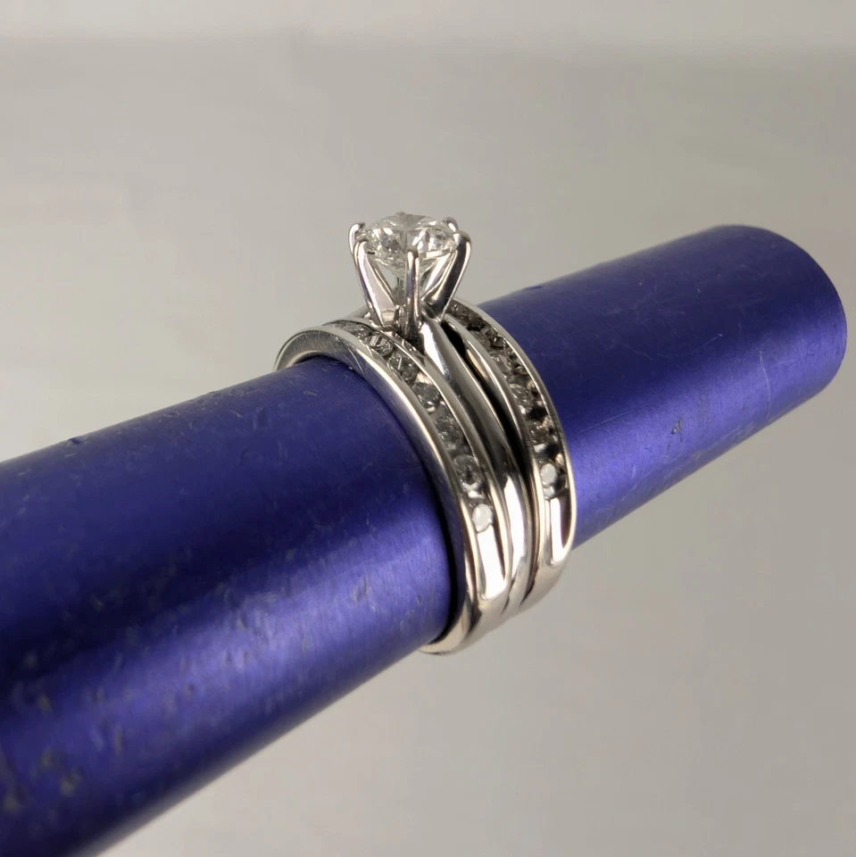 Anillo de compromiso solitario de diamantes brillantes redondos Zales 14K 1,1CTW .61CT con bandas Foto 2 de 4