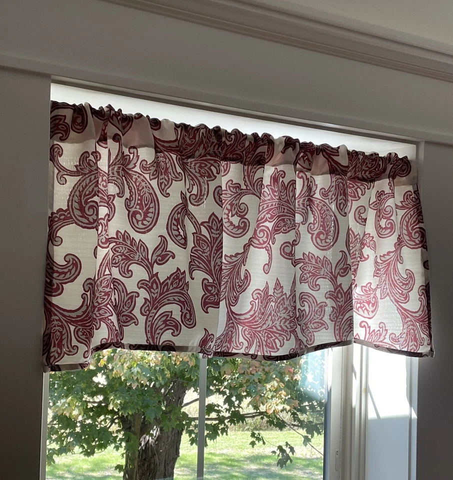 "Cenefa bohemia botánica festoneada blanca arándano/taupe 58"" de ancho x 18,5"" de largo" Foto 2 de 4