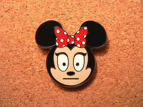 minnie disney pin - emoji blitz minnie booster - scared only