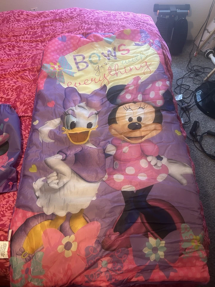 Saco de dormir Disney para niñas 54x30" Minnie & Daisy cremallera alrededor plano abierto Foto 3 de 4