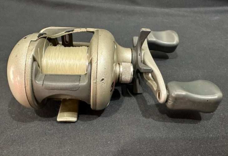 Mitchell Spidercast Pro SCP300L Baitcasting Fishing Reel Right