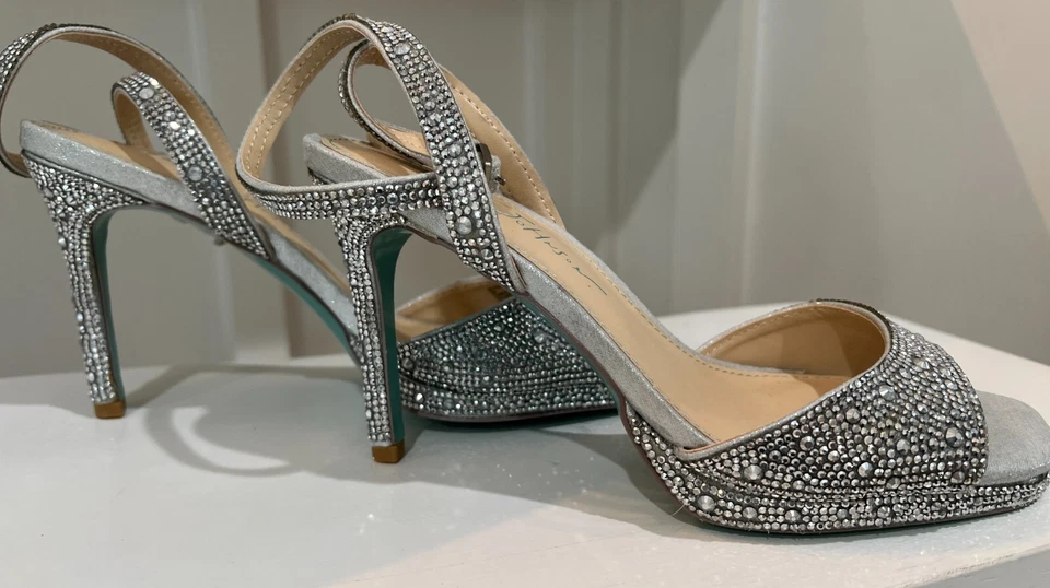 Tacones Betsey Johnson 6 diamantes de imitación plateados Foto 3 de 4