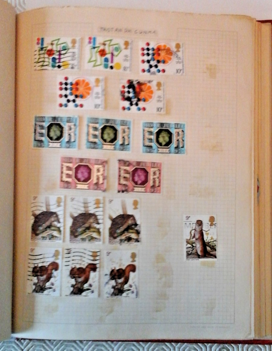 VINTAGE STANLEY GIBBONS RED SIMPLEX  STANDARD  SPRINGBACK STAMP ALBUM,  danaged