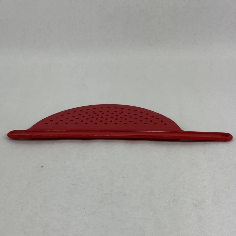 Escurridor de maceta de plástico rojo Trudeau para pasta y verduras Foto 4 de 4
