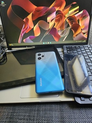 Asus Laptop mit Ladekabel, Acepad mit Tastatur,  Huawei+Blackview Handy