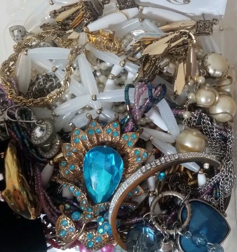 Vintage & Modern Estate Pretty Costume Jewelry Lot All Good & Wearable 1.1 Lb