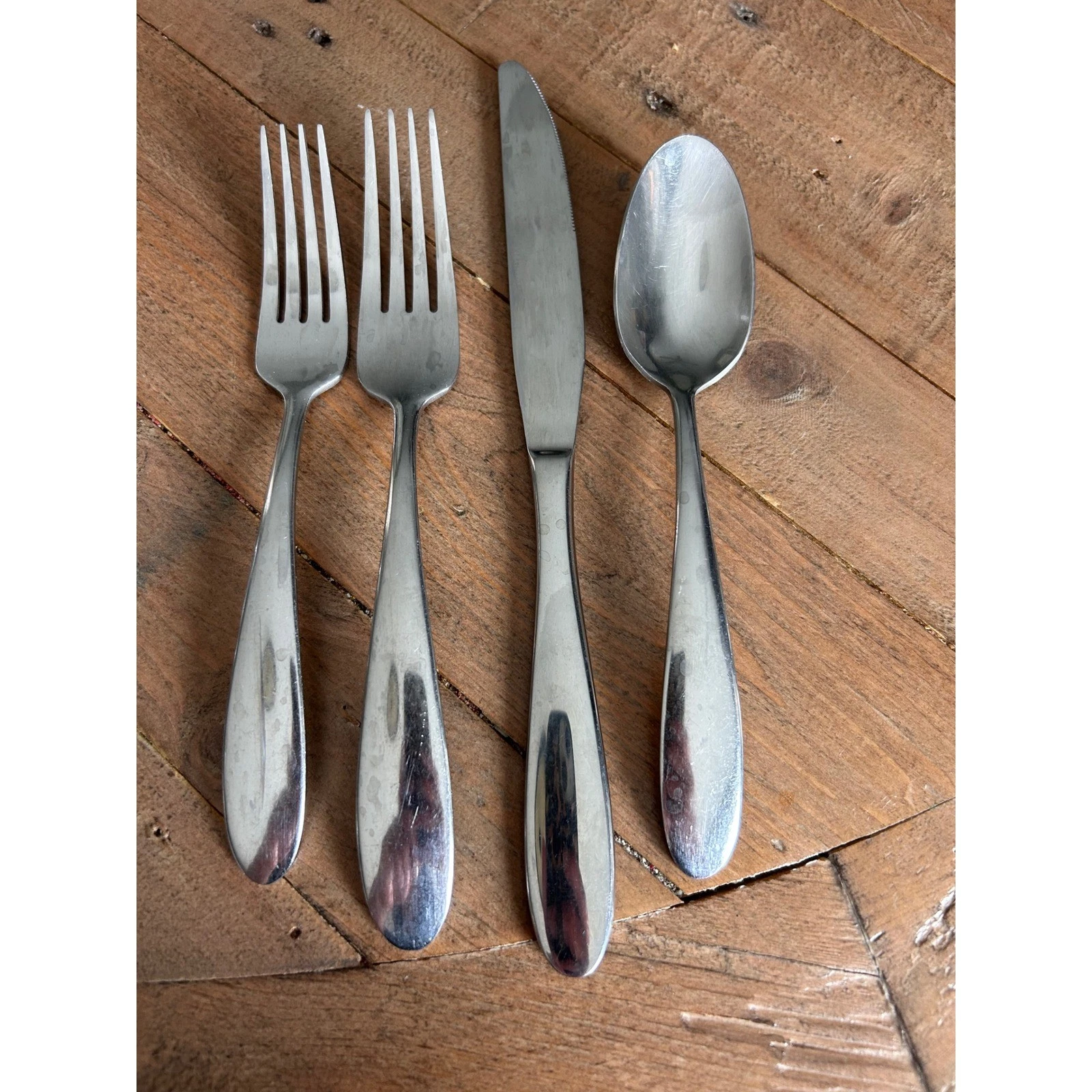 Oneida Stainless Steel Flatware 4 Piece Set Teardrop Handle Knife Forks Spoon