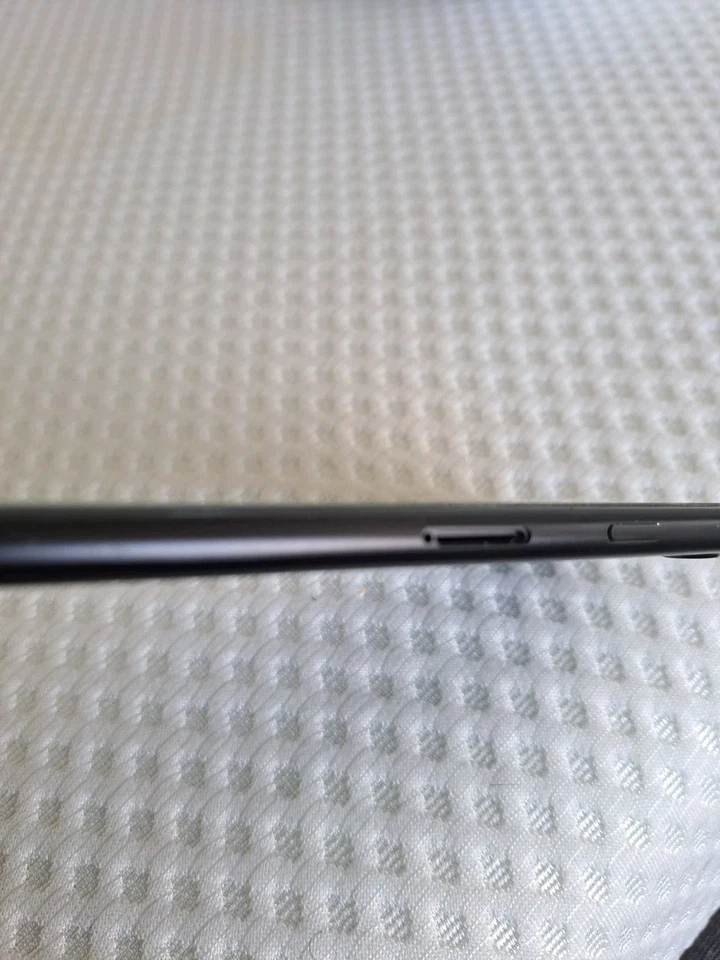 Apple iPhone 7 A1778 32 GB negro, falta bandeja SIM Foto 2 de 4