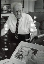 1965 Press Photo William Sinnott showing a photograph to the reporter at home