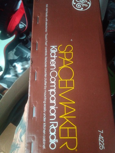 NIB Vintage GE "Spacemaker" KITCHEN CLOCK AM/FM RADIO UnderCabinet 7-4225 - Picture 3 of 5