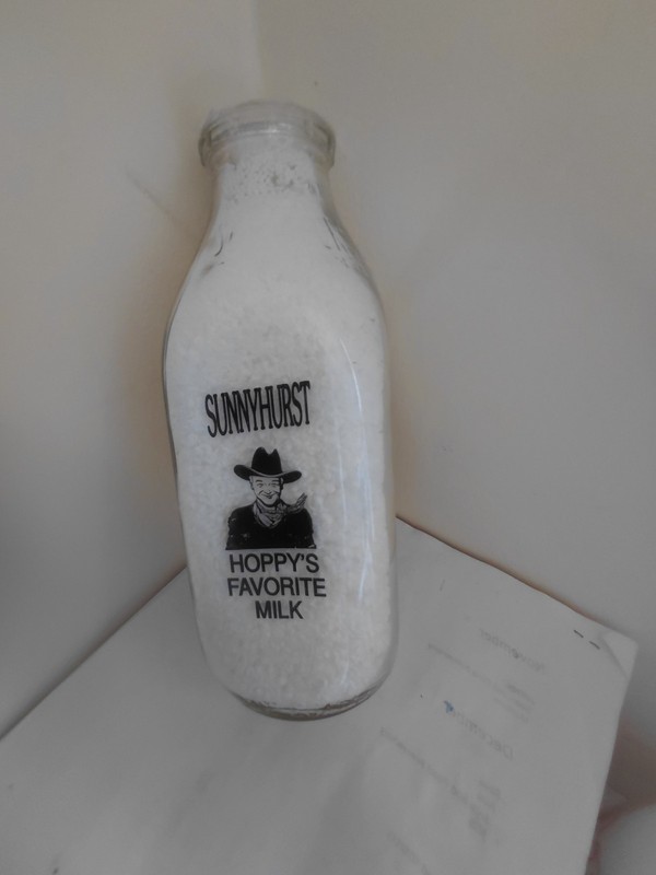 VINTAGE 1 QUART HOPPY'S FAVORITE Sunnyhurst  QTGLASS DAIRY BOTTLE