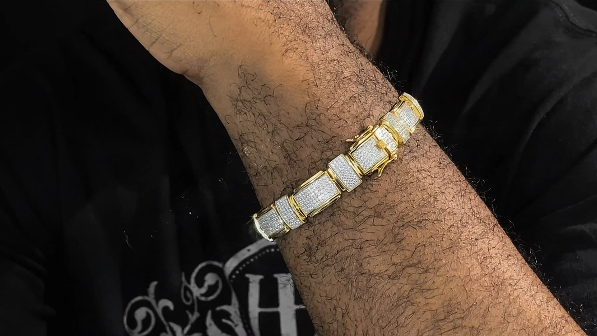 Bracelet Bijou Rétro Avec Pampille Cowboy - Émail Et Cristaux - Or Patiné - Occasion