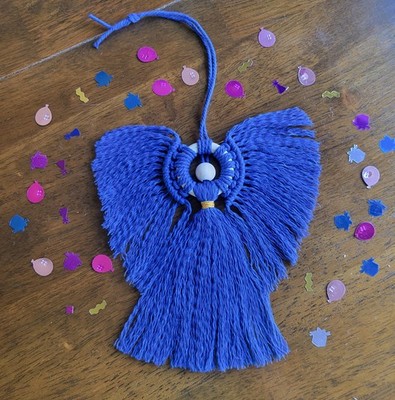 Handgefertigter Makramee Weihnachtsengel. Wandbehang oder Deko. Blau