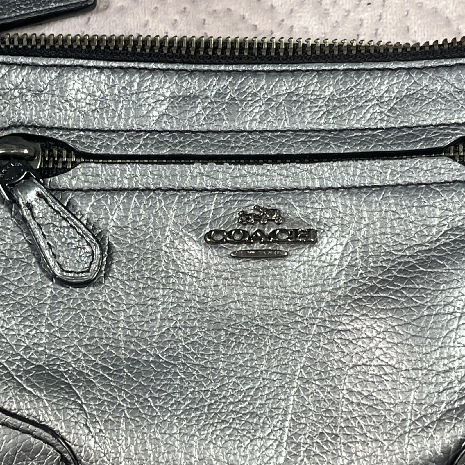 COACH Borsa pochette da polso in pelle con ciottoli argento metallizzato porta carte di credito
