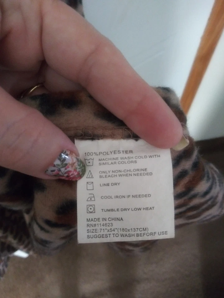 Manta con mangas ajustadas estampado animal Foto 3 de 4