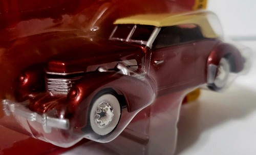 Johnny Lightning 1:64 1937 Cord 812 SC Cabriolet - Picture 4 of 5