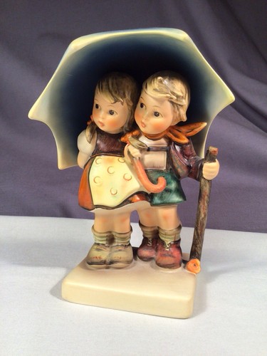 Hummel Goebel Figur zwei Kinder STURMWETTER #71 schöner blauer Regenschirm